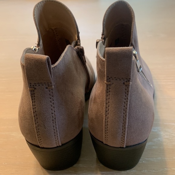 American Eagle suede feel booties in blush tan Size 9.5 NWOB teeny spot 2” heel - Picture 4 of 10